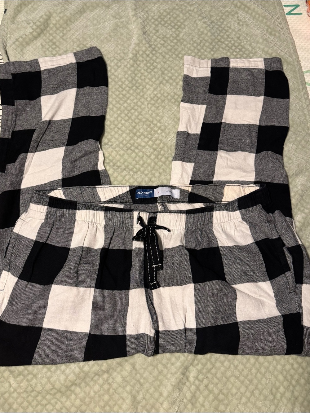 Old Navy Maternity Black and White Buffalo-Check Lounge Pants